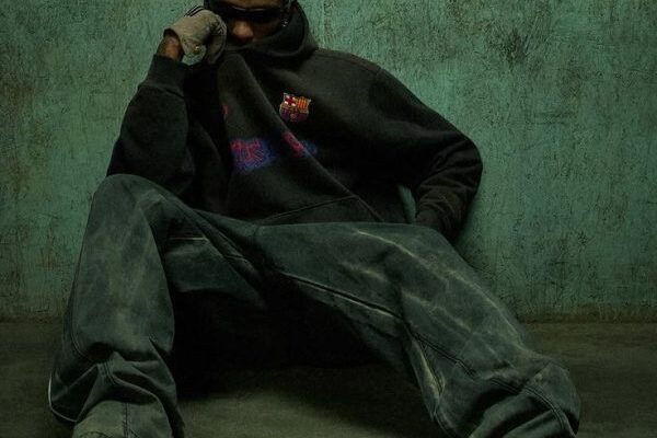 Dark Streetwear Vibes in Oversized Fit