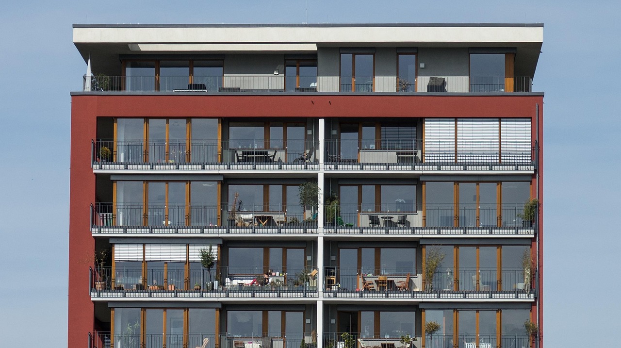 Balcony protection: Glass Curtains® or outdoor blinds?